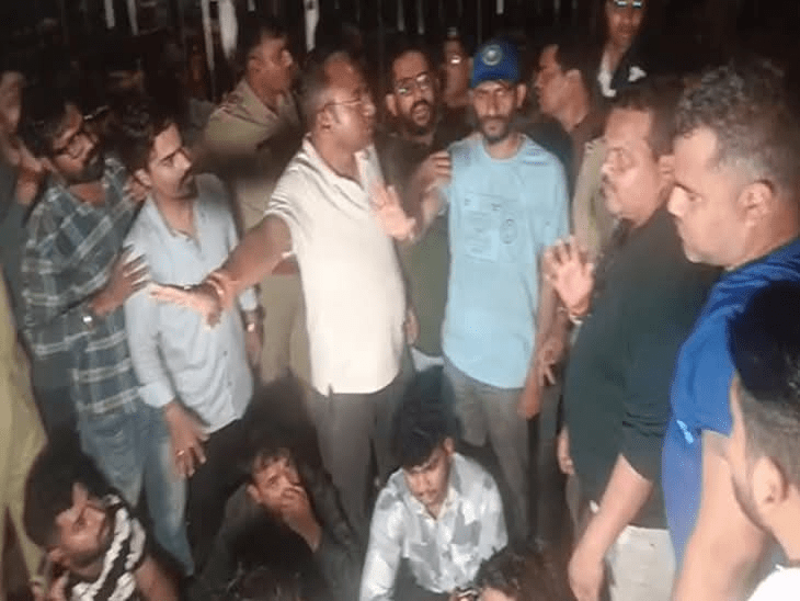 प्रदेश के सबसे बड़े अस्पताल अंबेडकर में रिपोर्टिंग के लिए गए पत्रकार को पुलिस के सामने ही निजी कंपनी का शूटर ठोक देने की धमकी दिया : Report at Ambedkar Hospital 2 image 356