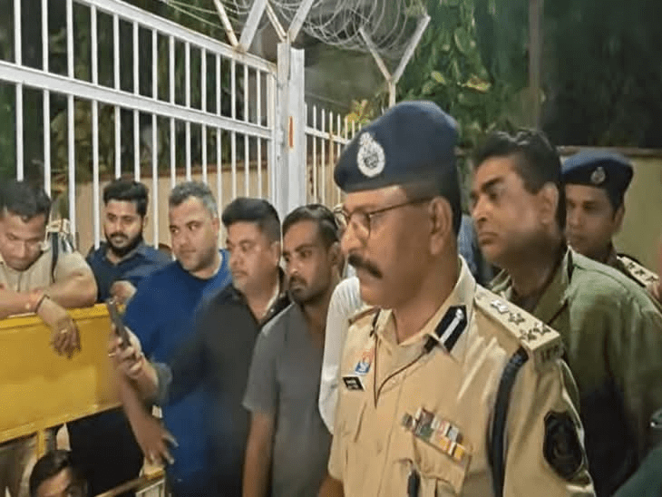 प्रदेश के सबसे बड़े अस्पताल अंबेडकर में रिपोर्टिंग के लिए गए पत्रकार को पुलिस के सामने ही निजी कंपनी का शूटर ठोक देने की धमकी दिया : Report at Ambedkar Hospital 3 image 357