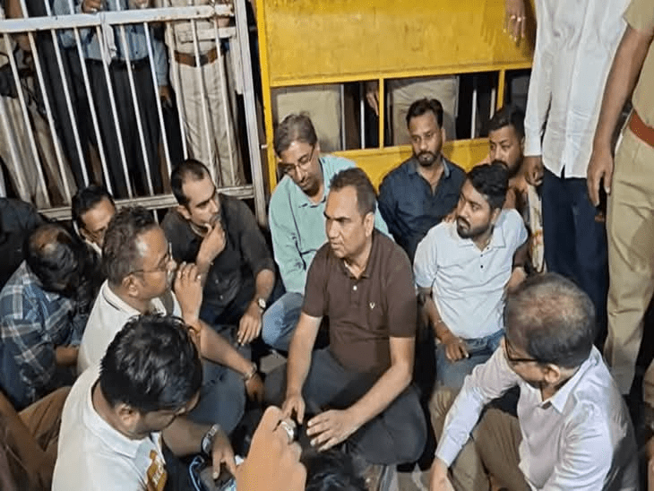 प्रदेश के सबसे बड़े अस्पताल अंबेडकर में रिपोर्टिंग के लिए गए पत्रकार को पुलिस के सामने ही निजी कंपनी का शूटर ठोक देने की धमकी दिया : Report at Ambedkar Hospital 5 image 359