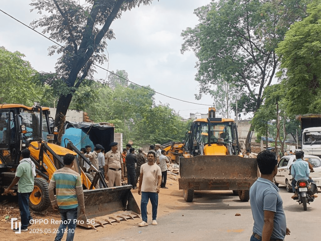 भैयाथान मार्ग पर अवैध कब्जों पर चला बुलडोजर, 21 से ज्यादा निर्माण ढहाए गए : Bulldozers Ran on Illegal 3 image 365
