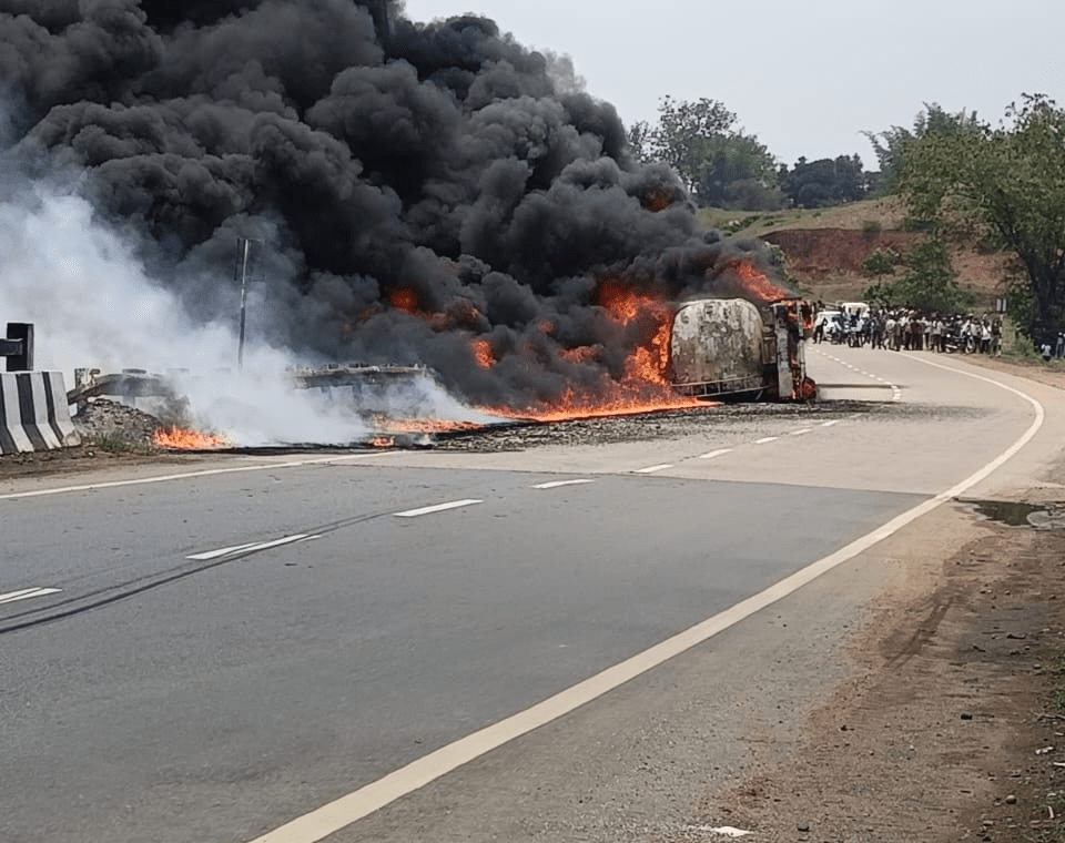 अंबिकापुर-रायगढ़ मार्ग पर डीजल टैंकर पलटने से लगी भीषण आग, हाईवे पर घंटों अफरा-तफरी : Diesel Tanker Overturned 2 image 371