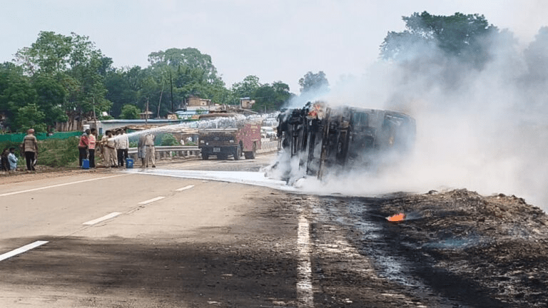 अंबिकापुर-रायगढ़ मार्ग पर डीजल टैंकर पलटने से लगी भीषण आग, हाईवे पर घंटों अफरा-तफरी : Diesel Tanker Overturned 3 image 372