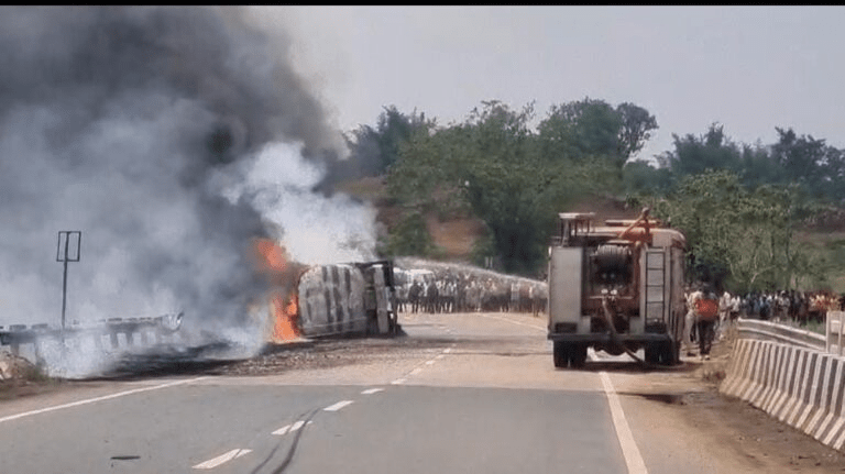 अंबिकापुर-रायगढ़ मार्ग पर डीजल टैंकर पलटने से लगी भीषण आग, हाईवे पर घंटों अफरा-तफरी : Diesel Tanker Overturned 4 image 373