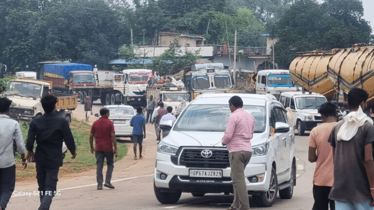 अंबिकापुर-रायगढ़ मार्ग पर डीजल टैंकर पलटने से लगी भीषण आग, हाईवे पर घंटों अफरा-तफरी : Diesel Tanker Overturned 5 image 374