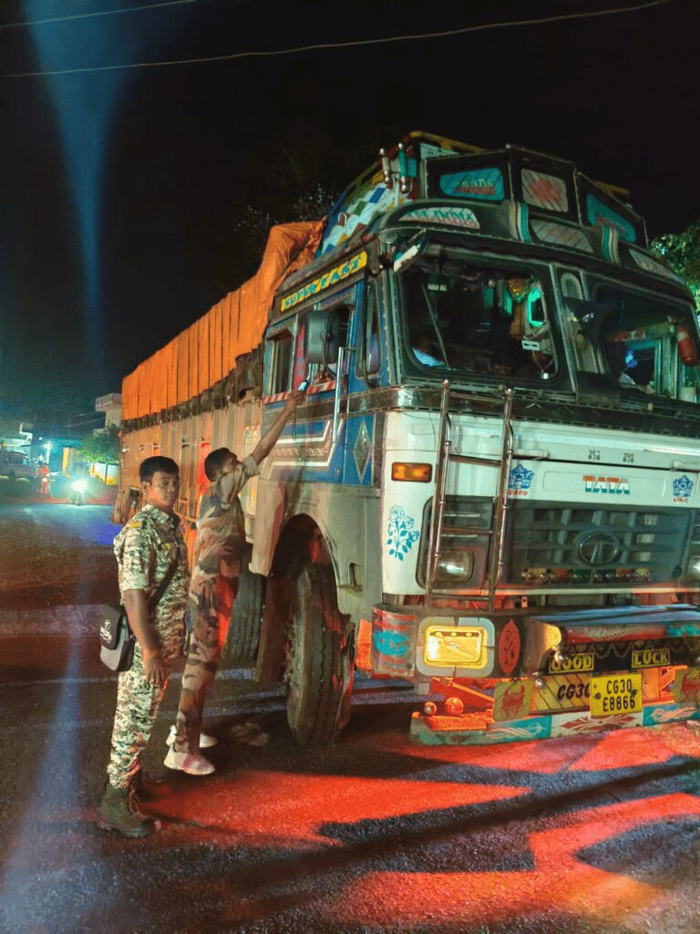 सड़क सुरक्षा के लिए बलरामपुर पुलिस का सख्त अभियान: यातायात नियमों के उल्लंघन पर कार्रवाई तेज, 80 के लाइसेंस निलंबित : Strict Campaign for Road Safety 2 image 387