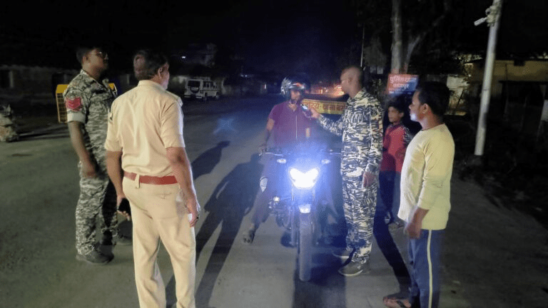 सड़क सुरक्षा के लिए बलरामपुर पुलिस का सख्त अभियान: यातायात नियमों के उल्लंघन पर कार्रवाई तेज, 80 के लाइसेंस निलंबित : Strict Campaign for Road Safety 3 image 388