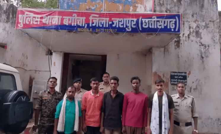 जशपुर में महिलाओं के खिलाफ आपत्तिजनक वीडियो वायरल करने पर पांच युवक सलाखों के पीछे : Making Objectionable Video Viral Against Women 3 image 404