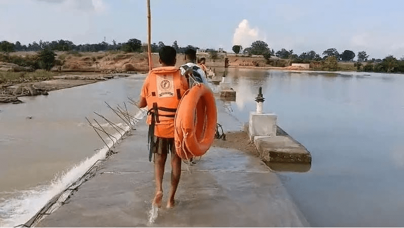 सूरजपुर कोतवाली क्षेत्र के महोरा एनीकट में नहाने के दौरान दो 15 वर्षीय किशोर डूबे, पुलिस और डीडीआरएफ की टीम कर रही रेस्क्यू ऑपरेशन : Mahora Anicut in Surajpur 2 image 424