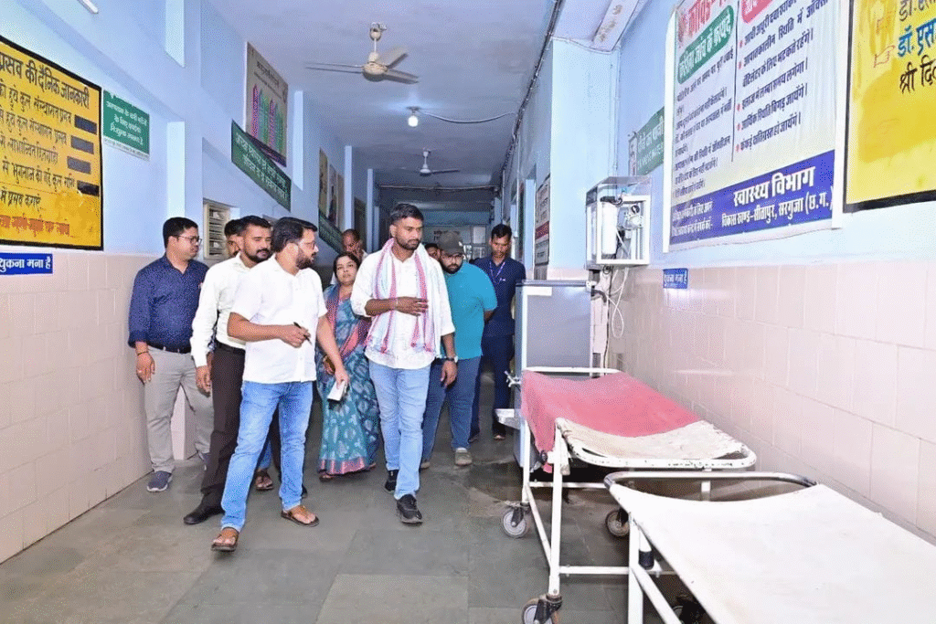 सीतापुर के सामुदायिक स्वास्थ्य केंद्र में व्यवस्थाओं का निरीक्षण, मरीजों को मिल रही बेहतर सुविधाएं : Community Health Center in Sitapur 3 image 434