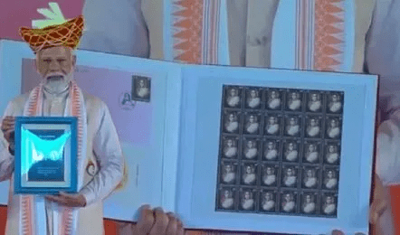 पीएम मोदी ने किया डाक टिकट और 300 रुपये का सिक्का जारी, महिलाओं की रही बड़ी भागीदारी : 300 Rupee Coin 1 image 484