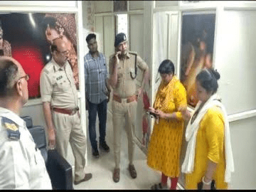 रायपुर के लक्जरी स्पा में सेक्स रैकेट का खुलासा, महिला संचालक गिरफ्तार,आपत्तिजनक सामग्री बरामद : Sex Racket in Raipur's luxury Spa 3 image 490
