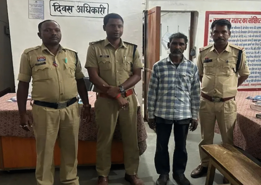 गांव के चौकीदार ने ही ली मासूम की जान, रामानुजनगर के बांसबाड़ी जंगल में मिली बालिका की हत्या का पुलिस ने किया खुलासा : Village Watchman Himself Killed the Innocent 1 image 6