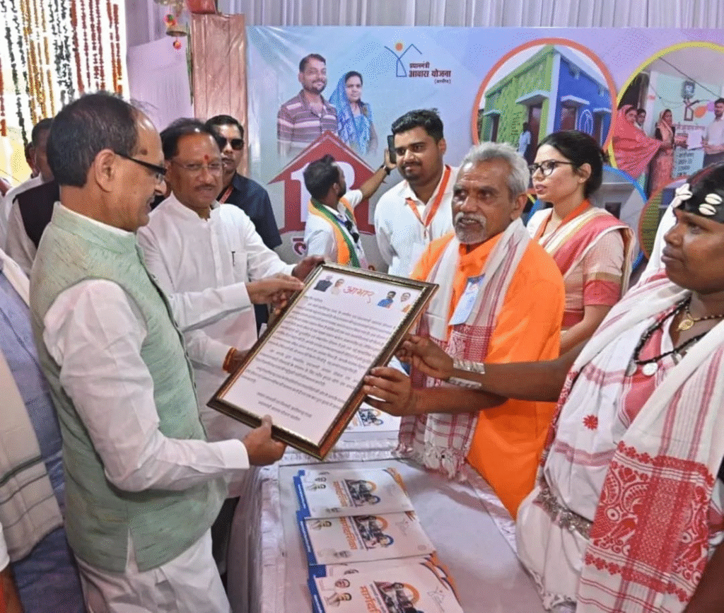 "‘मोर आवास, मोर अधिकार’ कार्यक्रम में केंद्रीय मंत्री शिवराज सिंह चौहान और सीएम विष्णु देव साय ने विभागीय प्रदर्शनी का किया अवलोकन, लाभार्थियों ने आभार स्वरूप तैलचित्र भेंट किया" : Beneficiaries Presented Oil Paintings Token of Gratitude 1 image 80