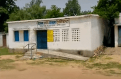 स्कूल में शराब के नशे में धुत शिक्षक का वीडियो वायरल, स्कूल में लगाया ताला, छात्रों की पढ़ाई पर असर : Drunk Teacher in School Goes Viral 3 Screenshot 20250617 050805