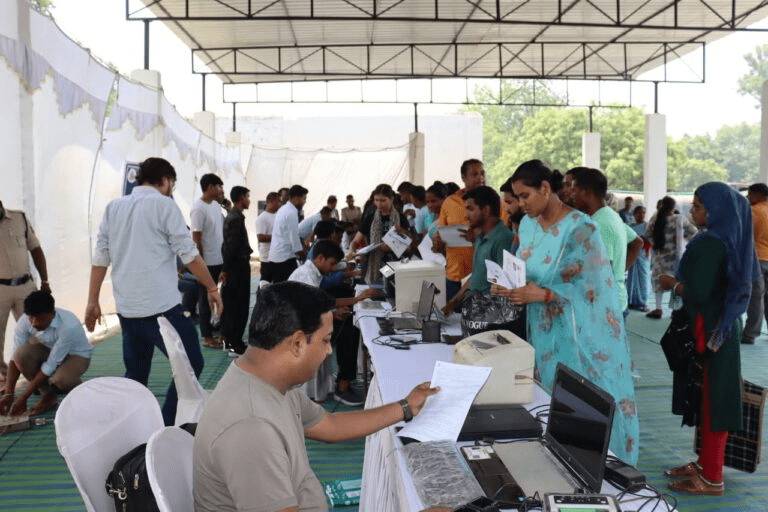 सरगुजा पुलिस के नेतृत्व में पुलिसकर्मियों व परिवारों के लिए सुविधा शिविर का सफल आयोजन : Facility Camp for policemen 2 image 205