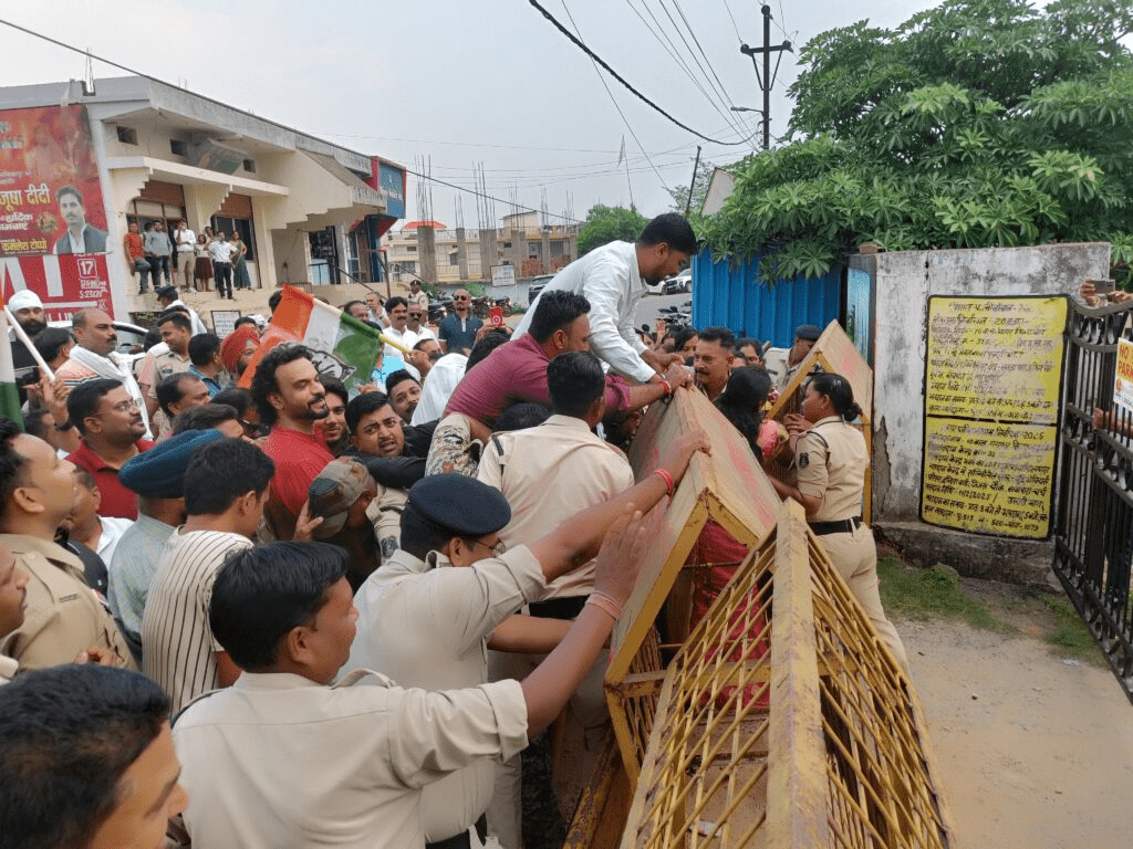 अंबिकापुर में शिक्षा विभाग के युक्तियुक्तकरण के खिलाफ कांग्रेस का उग्र प्रदर्शन, पुलिस से तीखी झड़प : Congress's Fierce Protest Against Rationalization 1 image 261
