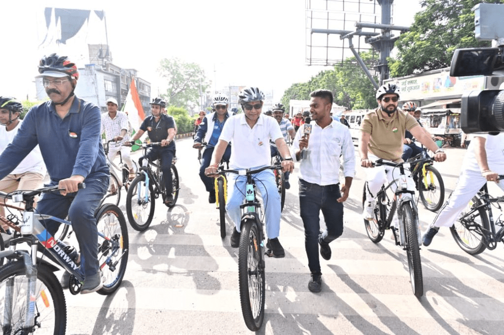 मंत्री टंकराम वर्मा ने कारों का काफिला छोड़ साइकिल रैली से दिया फिटनेस का संदेश: Minister Tankaram Verma 3 image 27