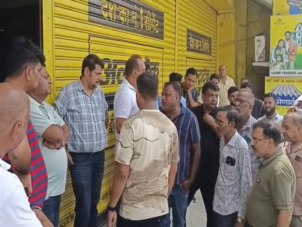 GST विभाग की कार्रवाई के खिलाफ सरगुजा व्यापारियों का सड़कों पर प्रदर्शन, रैली में गूंजे विरोध के नारे : Streets Against Action of GST Department 3 image 3
