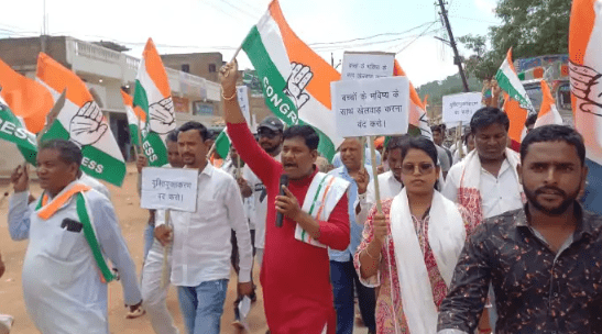 कुसमी में युक्तिकरण के खिलाफ कांग्रेस का बीईओ कार्यालय घेराव, भाजपा सरकार के खिलाफ नारेबाजी : Congress Gheraoed BEO Office Kusmi 1 image 301