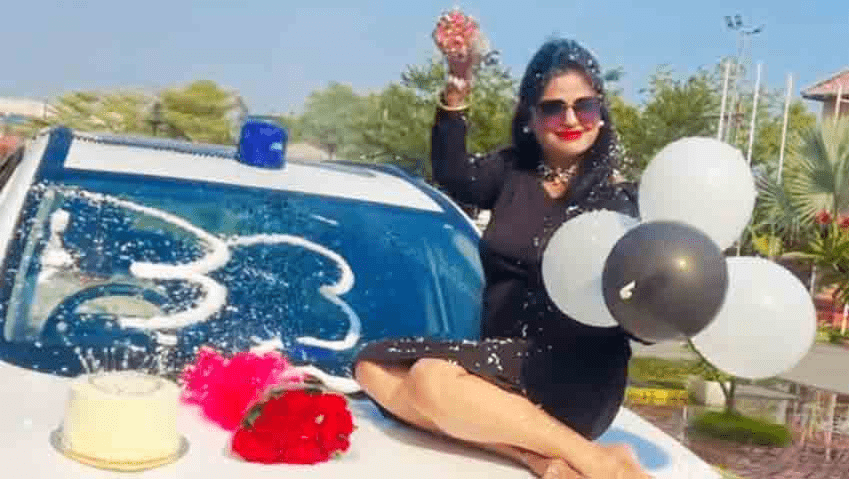 नीली बत्ती वाली गाड़ी पर जन्मदिन सेलिब्रेशन, DSP की पत्नी ने सरकारी गाड़ी के बोनट पर बैठकर मनाया जन्मदिन,वायरल वीडियो : Birthday Celebration on a Blue Light Vehicle 2 image 328