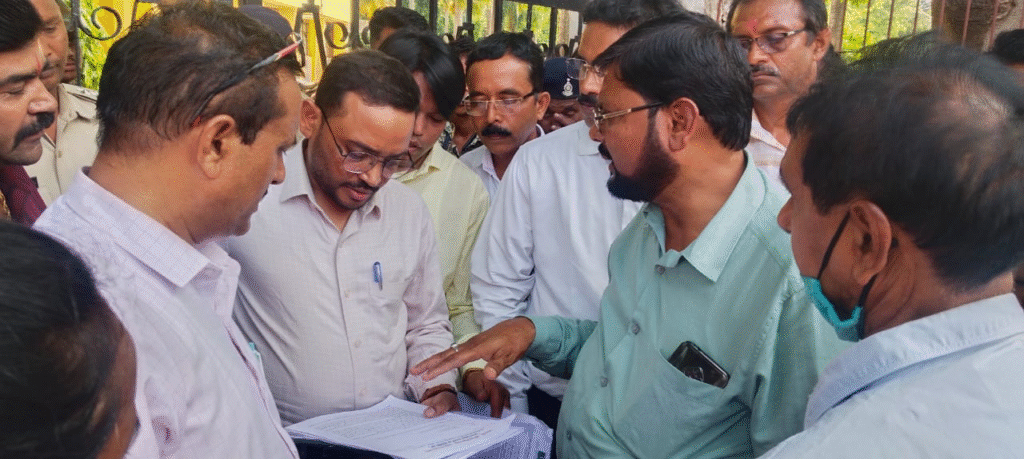 युक्तियुक्तकरण में भ्रष्टाचार और दादागिरी के खिलाफ शिक्षकों का जोरदार विरोध प्रदर्शन, दोषी अधिकारियों के खिलाफ एफआईआर और बर्खास्तगी की मांग : Against Corruption and Highhandedness in Rationalization 2 image 335