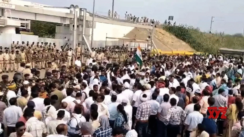 युक्तियुक्तकरण में भ्रष्टाचार और दादागिरी के खिलाफ शिक्षकों का जोरदार विरोध प्रदर्शन, दोषी अधिकारियों के खिलाफ एफआईआर और बर्खास्तगी की मांग : Against Corruption and Highhandedness in Rationalization 1 image 336