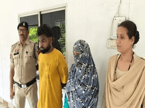 जांजगीर में हनी ट्रैप गिरोह का भंडाफोड़, व्यापारी के बेटे को फंसाकर 17 लाख की मांग करने वाली लड़की और साथी गिरफ्तार : Honey Trap Gang Busted in Janjgir 2 image 337