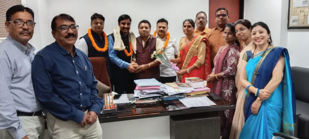 पांच दिवसीय कार्य प्रणाली को जारी रखने के समर्थन में फेडरेशन के सभी संगठनों ने पारित किया प्रस्ताव और भव्य शपथ ग्रहण समारोह : Support of Continuing the Five-Day Working System 1 image 340