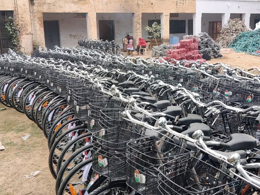 जिम्मेदार अधिकारियों की लापरवाही से मुख्यमंत्री साइकिल योजना में बाधा, सैकड़ों साइकिलें असंगठित क्षेत्र की महिलाओं तक पहुंचने से पहले ही जंग खाकर बर्बाद : Chief Minister's Bicycle Scheme 2 image 343