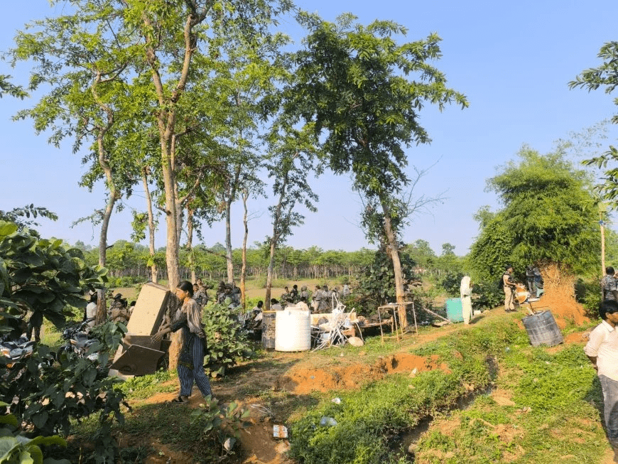 वन भूमि पर भू-माफियाओं के अवैध कब्जे पर चला प्रशासन का बुलडोजर, चोरकाकछार में 39 मकान ध्वस्त : 39 Houses Demolished in Chorkakachhar 2 image 345