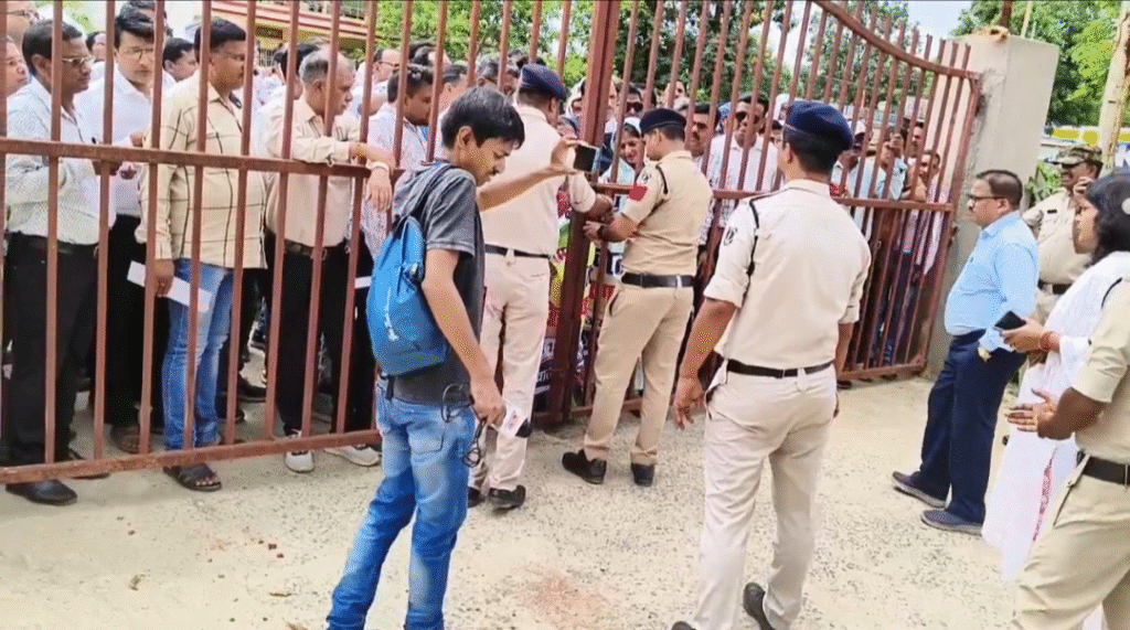 सरगुजा संभाग: शिक्षा विभाग की अनियमितताओं के खिलाफ शिक्षकों की पोल खोल रैली, आयुक्त को सौंपा ज्ञापन : Teachers Rally Against the Irregularities of the Education Department 3 image 351