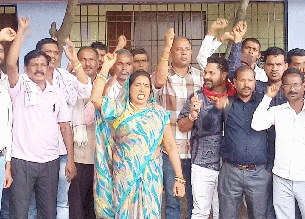 छत्तीसगढ़ के सरकारी स्कूल सफाई कर्मचारियों को 15 वर्षों से नहीं मिला न्याय, न्यूनतम वेतन और भत्तों की मांग पर सरकार से नाराजगी बरकरार, अनिश्चितकालीन हड़ताल पर : Government School Sanitation Worker on Indefinite Strike 2 image 364