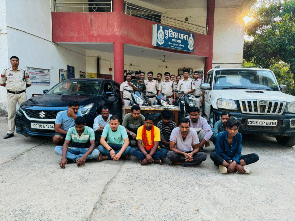 सूरजपुर पुलिस की बड़ी कार्रवाई: जंगल में जुआ खेलते 11 अंतरजिला जुआरी गिरफ्तार, नकद व वाहन जब्त : 11 Inter-District Gamblers Arrested In Surajpur 2 image 377