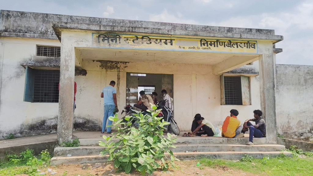 छत्तीसगढ़ के नगरी सिहावा क्षेत्र में 52 लाख की लागत से बना मिनी स्टेडियम प्रशासनिक लापरवाही की भेंट चढ़ा, खिलाड़ियों की जगह बकरियां और शराबी करते हैं डेरा : Mini Stadium Instead of Players Goats 3 image 381
