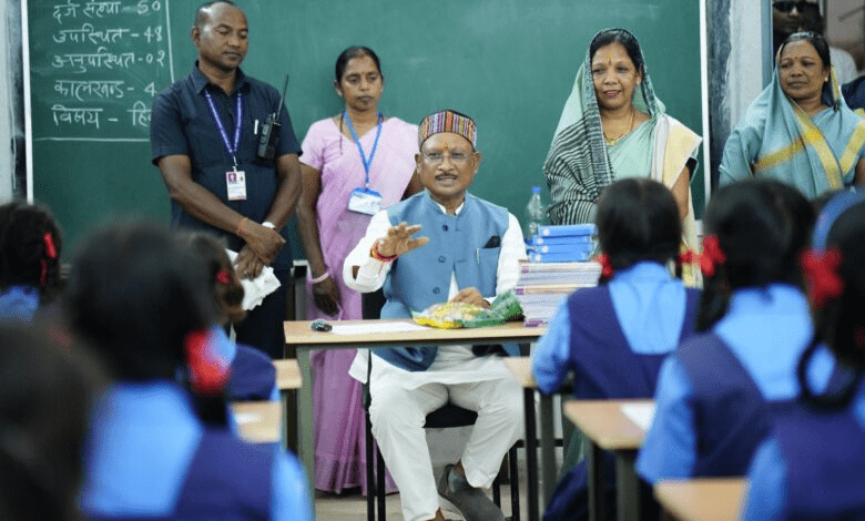 शिक्षा सुधार की दिशा में छत्तीसगढ़ ने रचा नया इतिहास, एकल शिक्षक स्कूलों में 80% की कमी : 80% Reduction in Single Teacher Schools 1 image 385