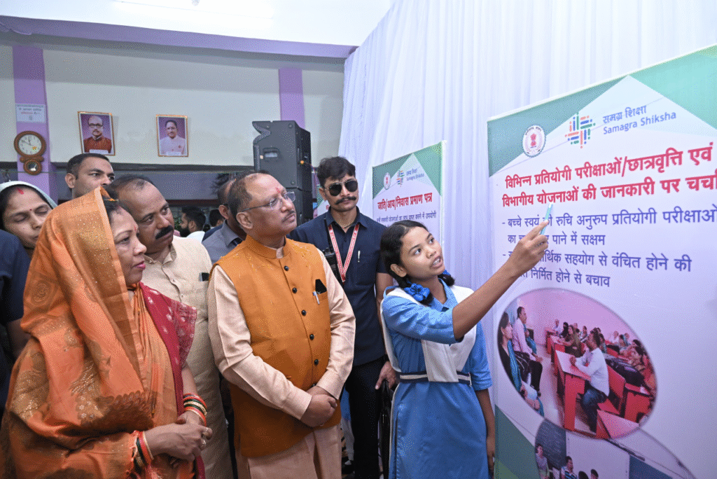 शिक्षा सुधार की दिशा में छत्तीसगढ़ ने रचा नया इतिहास, एकल शिक्षक स्कूलों में 80% की कमी : 80% Reduction in Single Teacher Schools 2 image 386