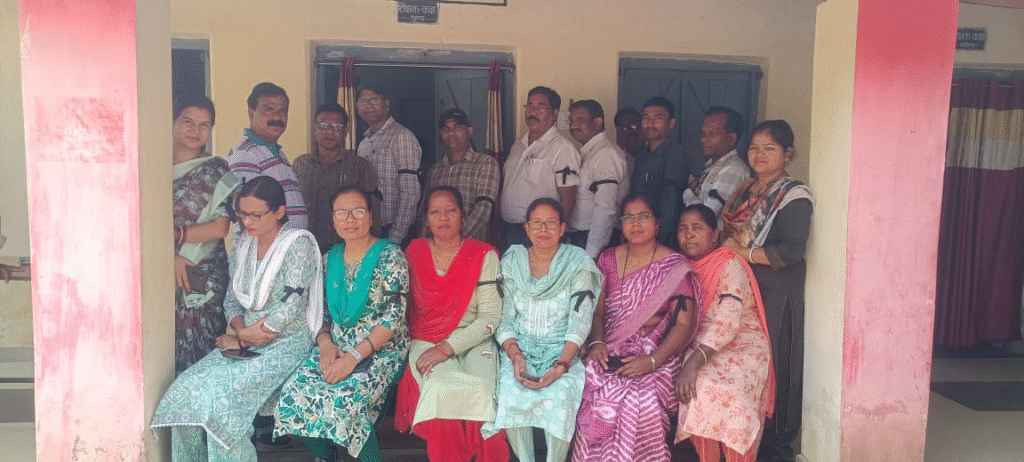 शिक्षा सत्र के पहले दिन युक्तियुक्तकरण नीति के खिलाफ सरगुजा के शिक्षकों का काली पट्टी पहनकर विरोध : Teachers of Surguja Wearing Black Bands 5 image 414