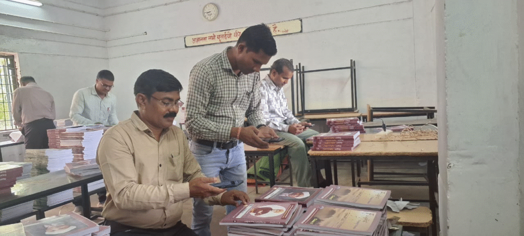 छत्तीसगढ़ में नए शैक्षणिक सत्र की शुरुआत अव्यवस्थाओं के साथ: बारकोड वेरिफिकेशन के कारण छात्रों को अब तक नहीं मिली पाठ्यपुस्तकें : New Academic Session CG Chaos 1 image 416