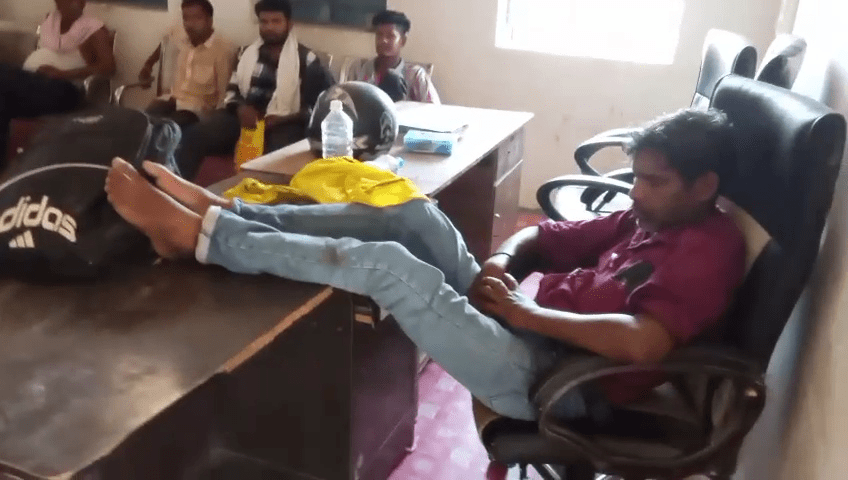पंचायत सचिव शराब के नशे में ऑफिस में सोते दिखे, ग्रामीणों ने वीडियो वायरल कर की कार्रवाई की मांग : Panchayat Secretary Inebriated Condition 1 image 424