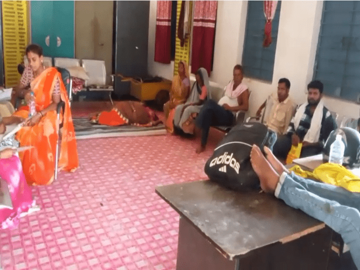 पंचायत सचिव शराब के नशे में ऑफिस में सोते दिखे, ग्रामीणों ने वीडियो वायरल कर की कार्रवाई की मांग : Panchayat Secretary Inebriated Condition 2 image 425