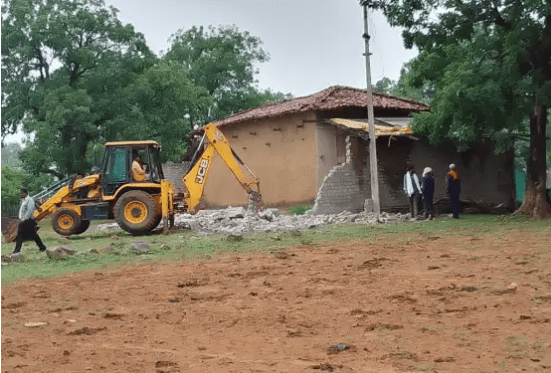 अंबिकापुर: स्कूल मैदान की जमीन से अवैध कब्जा हटाया, प्रशासन ने तीन निर्माण ढहाए : Illegal Encroachment Removed from School Ground Land 1 image 465