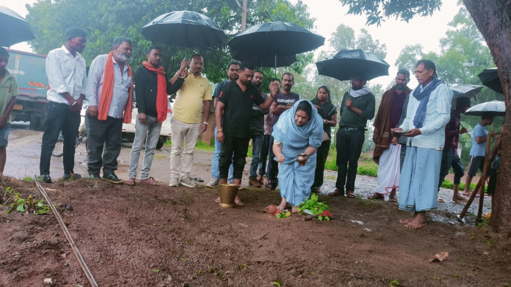 जि.पं.सदस्य दिव्या सिंह सिसोदिया ने करम्हा में किया अंबेडकर चौक का भूमि पूजन : Divya Singh Sisodia Performed the Bhoomi Pujan 1 image 473