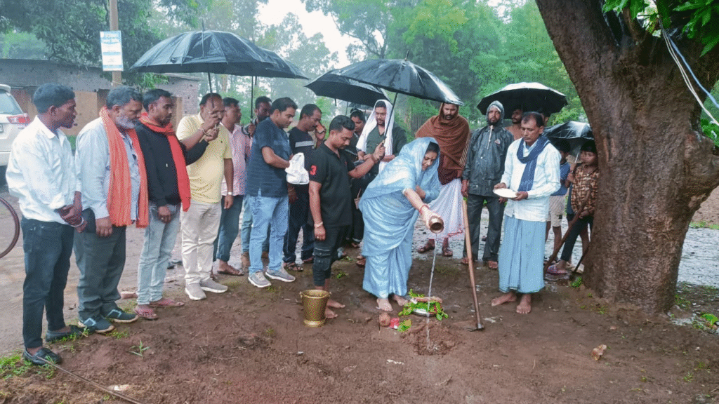 जि.पं.सदस्य दिव्या सिंह सिसोदिया ने करम्हा में किया अंबेडकर चौक का भूमि पूजन : Divya Singh Sisodia Performed the Bhoomi Pujan 2 image 474