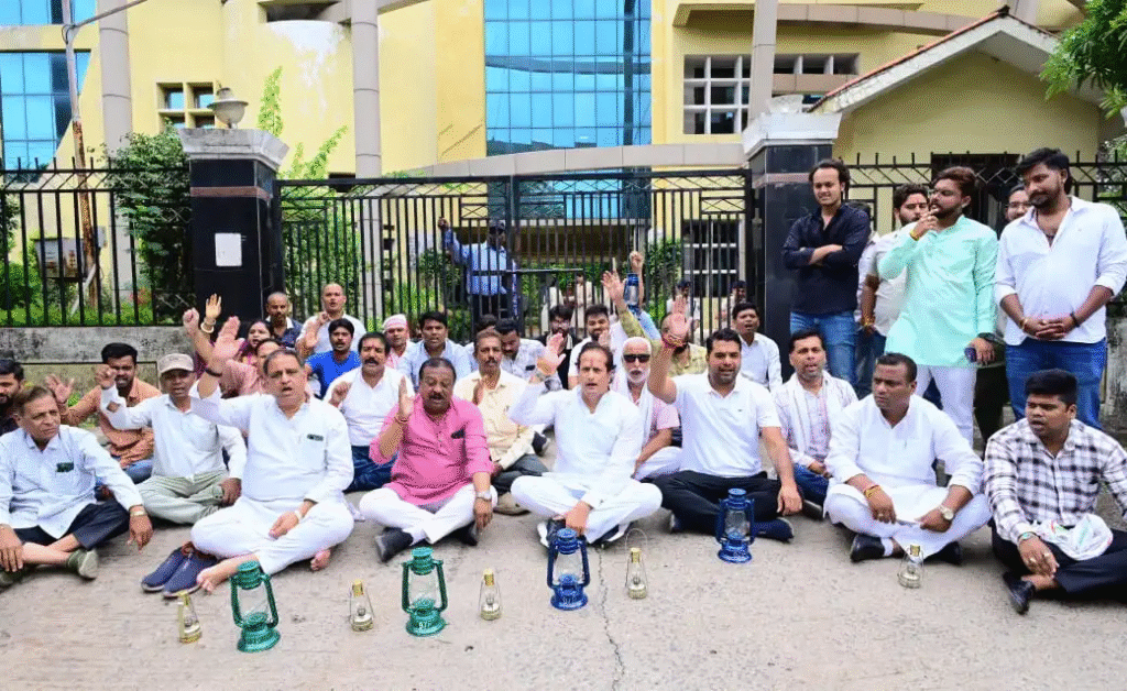 रायपुर: बिजली दरों में बढ़ोतरी के खिलाफ कांग्रेस का लालटेन-चिमनी प्रदर्शन, सरकार और पावर कंपनियों पर गंभीर आरोप : Congress' lantern-chimney Demonstration Against the Hike in Electricity Rates 3 image 482