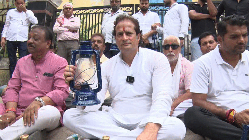 रायपुर: बिजली दरों में बढ़ोतरी के खिलाफ कांग्रेस का लालटेन-चिमनी प्रदर्शन, सरकार और पावर कंपनियों पर गंभीर आरोप : Congress' lantern-chimney Demonstration Against the Hike in Electricity Rates 1 image 483