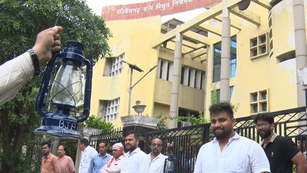 रायपुर: बिजली दरों में बढ़ोतरी के खिलाफ कांग्रेस का लालटेन-चिमनी प्रदर्शन, सरकार और पावर कंपनियों पर गंभीर आरोप : Congress' lantern-chimney Demonstration Against the Hike in Electricity Rates 2 image 484
