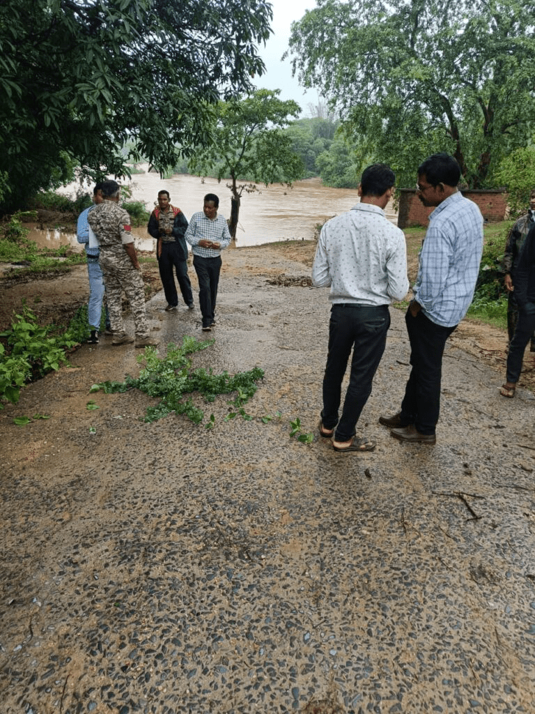 सरगुजा संभाग में भारी बारिश का कहर: मैनी नदी में आई बाढ़, नदी पार करते वक्त चार लोग बहे, तलाश जारी : Maini River Flooded 2 image 486