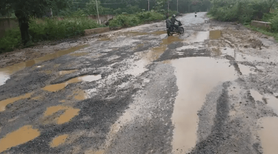 मानसून में उजागर हुई NH-343 की बदहाली: गड्ढों में तब्दील सड़क से परेशान लोग : Monsoon Exposed the Plight of NH-343 1 image 489