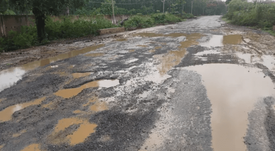 मानसून में उजागर हुई NH-343 की बदहाली: गड्ढों में तब्दील सड़क से परेशान लोग : Monsoon Exposed the Plight of NH-343 3 image 491