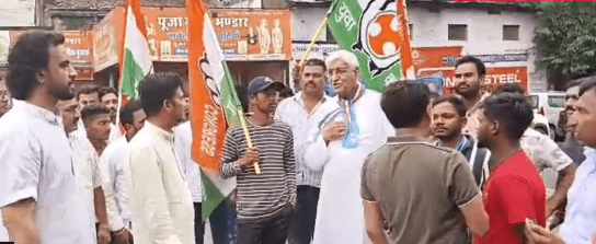 अंबिकापुर में शिक्षकों की युक्तियुक्तकरण पदस्थापना नीति के खिलाफ कांग्रेस का ‘शिक्षा न्याय आंदोलन’ प्रदर्शन, घेराव किया DEO कार्यालय : Shiksha Nyaya Andolan in Ambikapur 2 image 497